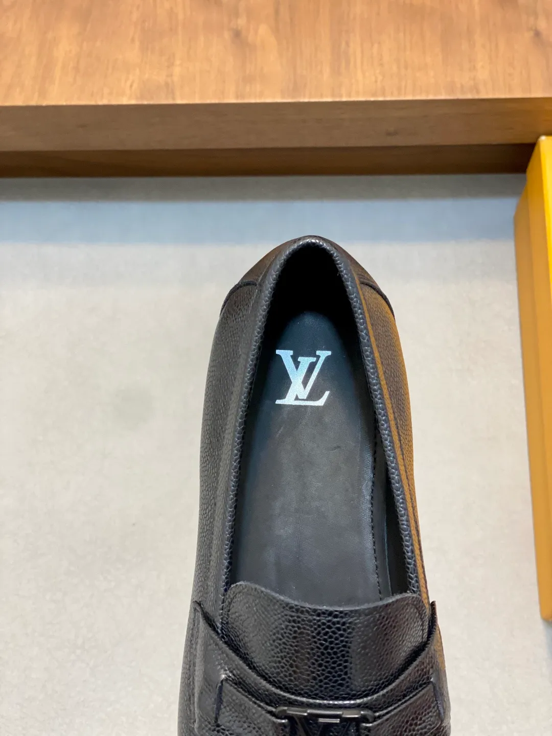 💰920 LV GLOVE slip-on loafers, top quality products produced in Guangzhou, ready for sale! These LV Glove loafers are made of selected soft crystal sheep leather. The leather surface has a slightly wrinkled texture and a very high-end texture. Each pair is unique. The leather surface is light and soft, with a delicate texture and good luster. It is a classic loafer style, with exquisite handmade mark stitching on the toe, and a square toe configuration to highlight the classic style. The horizontal band has hot-printed LV three-dimensional letters, semi-solid handcrafts and a genuine leather outsole, and a rubber patch on the heel to create wear-resistant performance and comfort. One of the must-have loafers for men! Comes with full original packaging! Code number: 39-40-41-42-43-44 (45 customized) standard leather shoe code